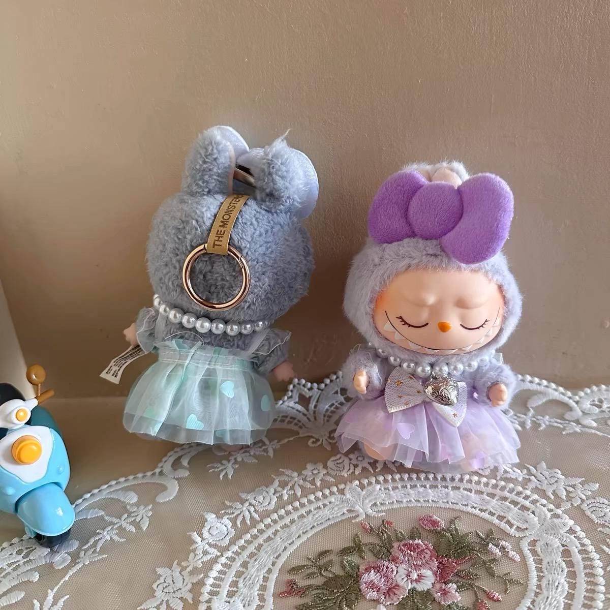 Handmade Doll Clothes Labubu Clothes – Lace Dress, Pearl Necklace & Bow Set | Cute Labubu Outfits in Blue, Pink, Purple | DIY Doll Outfit