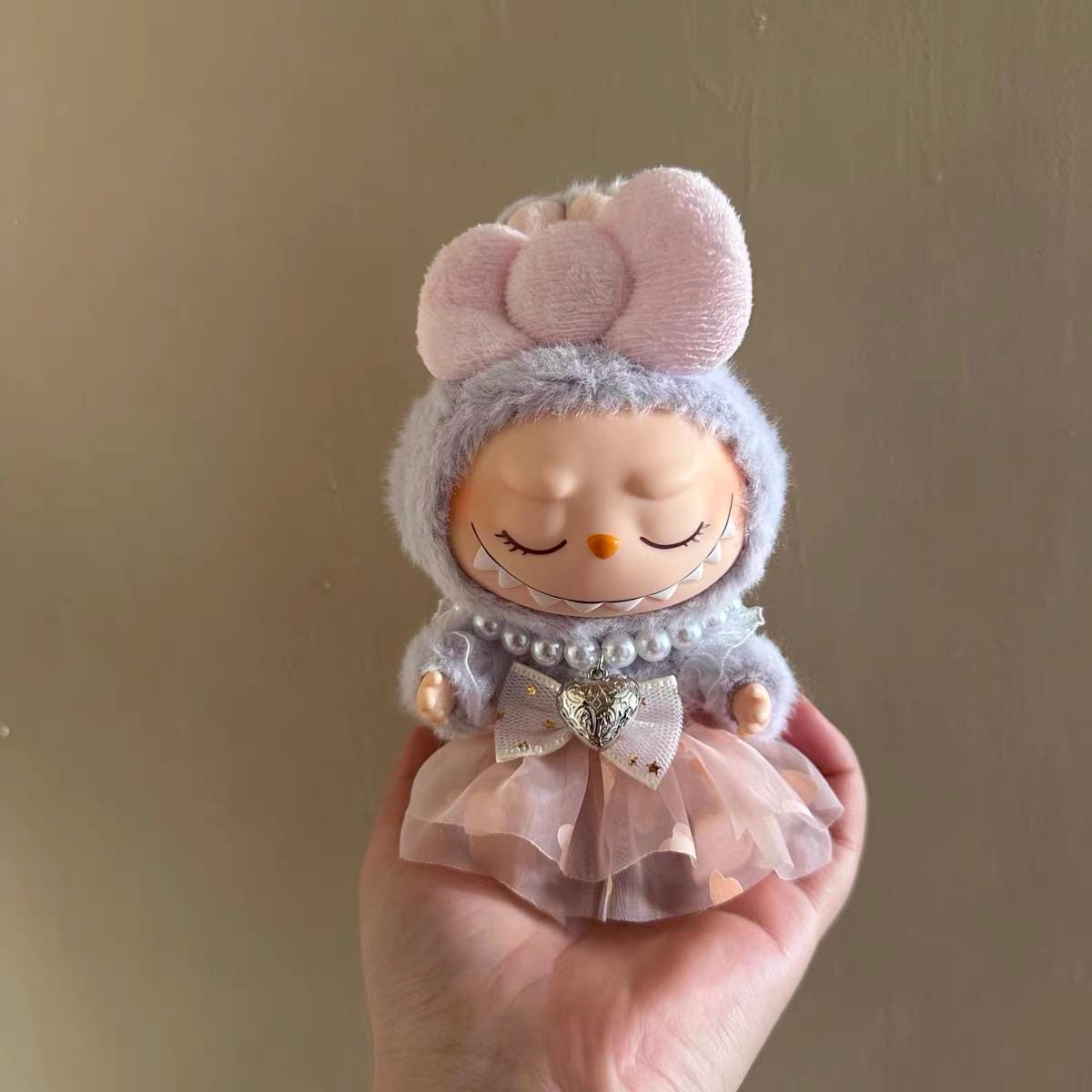 Handmade Doll Clothes Labubu Clothes – Lace Dress, Pearl Necklace & Bow Set | Cute Labubu Outfits in Blue, Pink, Purple | DIY Doll Outfit