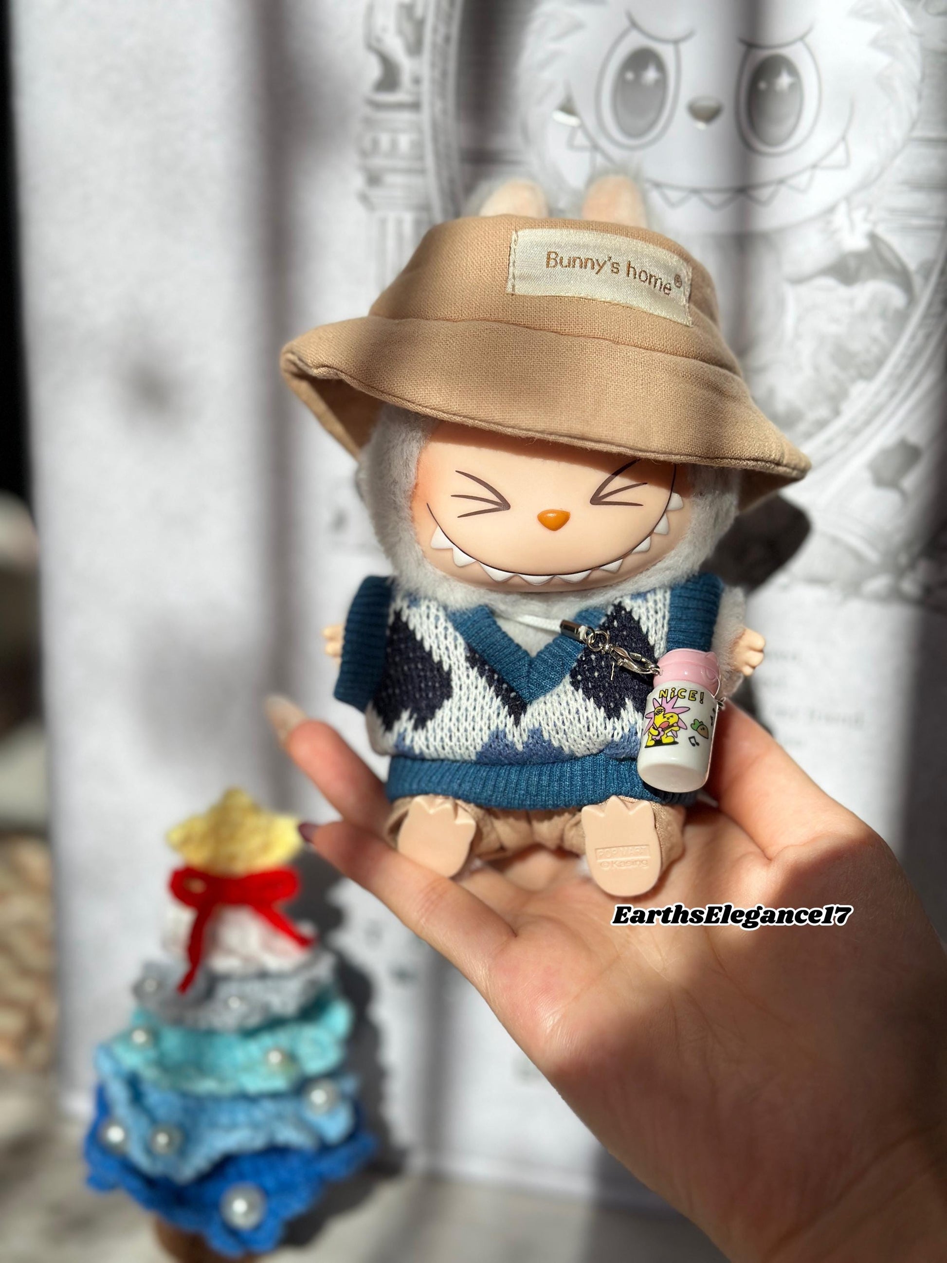 Handmade Knit Labubu Outfit Set – Blue Checked Sweater, Beige Bucket Hat & Pants | Fits Have a Seat Macaron Series Labubu Clothes